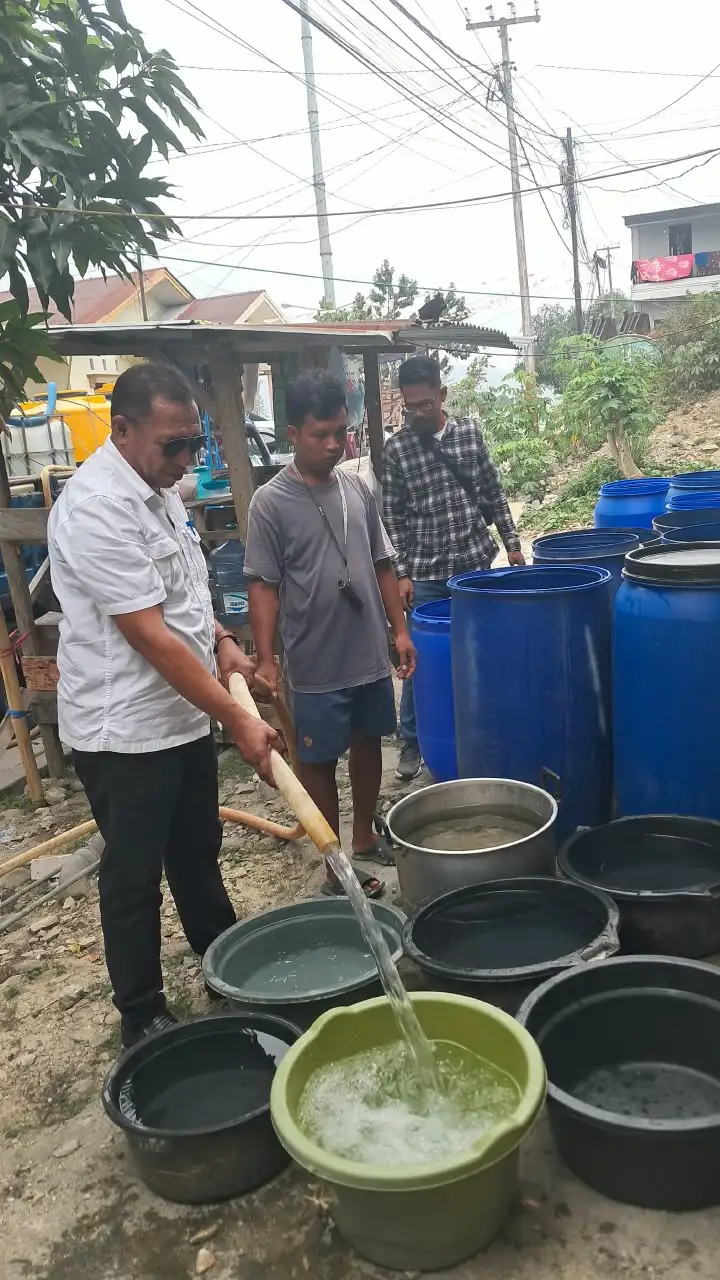 Kemarau Panjang, Warga RT 19 Fakfak Utara Bernapas Lega: Kesbangpol Salurkan 4.400 Liter Air Bersih